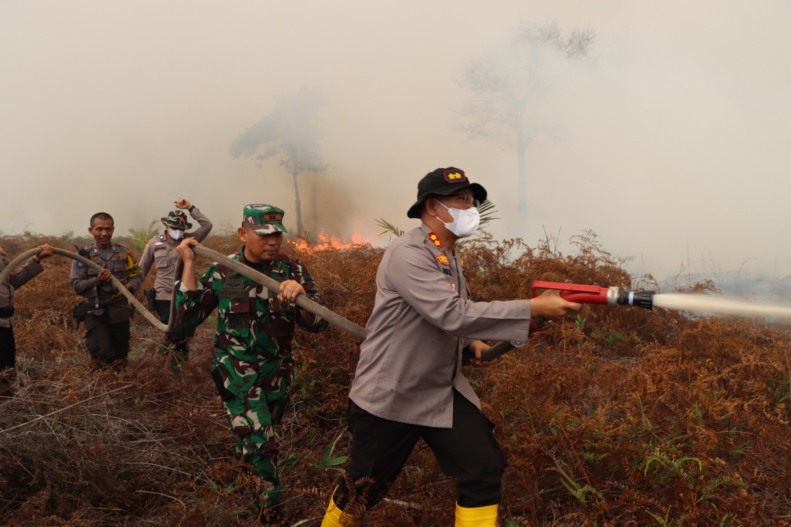 Masih Berlebaran, Aparat Polres Dumai Tetap Melaksanakan Tugas Pemadaman Karhutla